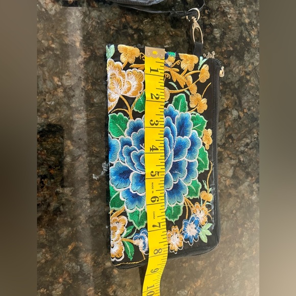 Floral embroidered zip wallet - Picture 10 of 10